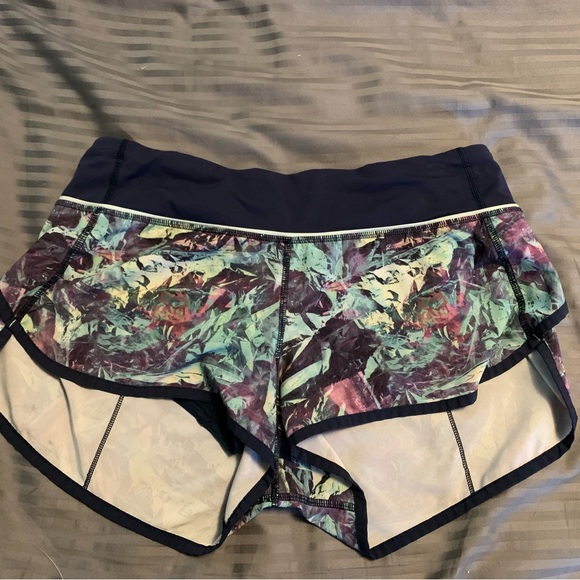 Lululemon Speed Up Shorts - Picture 3 of 6